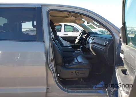 2018 Toyota Tundra Limited 5.7L V8 z USA, uszkodzony, nr VIN 5TFHW5F13JX752122